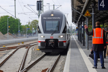 Mit dem einfahrenden IC 94 aus Wien wurde heute Morgen der umgebaute Personenbahnhof Warnemünde wiedereröffnet.