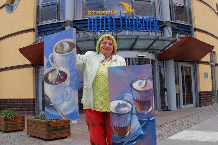 "Ich bin eine Bunte", beschreibt die 76-jährige Karina Spieckermann ihre Liebe zur Farbe. Die Arbeiten sind ab morgen im Strand-Hotel Hübner zu sehen.