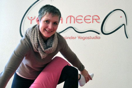 Die Yogalehrerin Corinna Lange aus Warnemünde ist auch ausgebildete Yogatherapeutin und Thai Yoga Masseurin.
