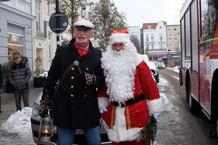Der Weihnachtsmann wird durch Latüchtenwärter Klaus Lass gegrüßt.