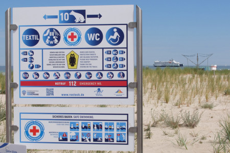 Hinweise zur Strandnutzung sind auf Schildern an jedem Zugang zu finden.