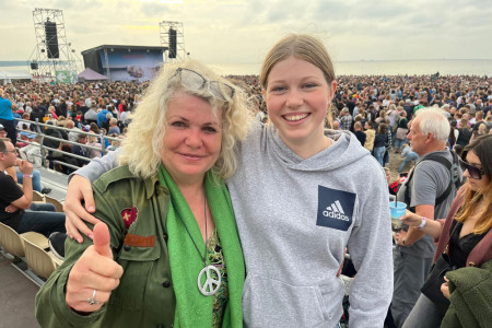 Unsere Redakteurin Maria Pistor besuchte das Marteria Strandkonzert mit ihrer Enkeltochter Ida aus Rostock.//Foto: Privat