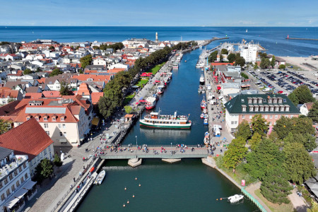 Der Ortskern von Warnemünde ist kein Bereich für eine neue Hochhausentwicklung. Lediglich im unmittelbaren Umfeld des ÖV-Haltepunkts Warnemünde Werft und im Übergangsbereich zum Marinearsenal Warnowwerft und Neptunwerft ist eine Hochhausentwicklung möglich.//Foto (Archiv): Taslair Der Ortskern von Warnemünde ist kein Bereich für eine neue Hochhausentwicklung. Lediglich im unmittelbaren Umfeld des ÖV-Haltepunkts Warnemünde Werft und im Übergangsbereich zum Marinearsenal Warnowwerft und Neptunwerft ist eine Hochhausentwicklung möglich.//Foto (Archiv): Taslair