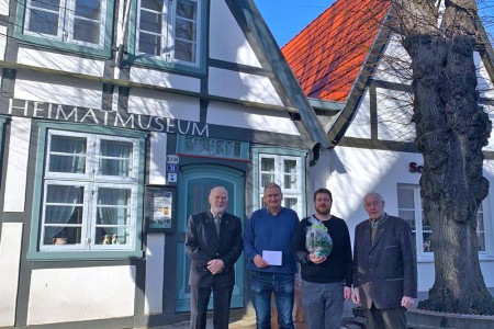 Horst Roscher (l.) und Hans-Henning Blohm (r.) von der Jagdgenossenschaft Rostock-West übergeben Uwe Heimhardt (2.v. l.) und Christoph Wegner eine stattliche Spendensumme über 500 Euro. Auch ein Blumengruß gehört dazu. Horst Roscher (l.) und Hans-Henning Blohm (r.) von der Jagdgenossenschaft Rostock-West übergeben Uwe Heimhardt (2.v. l.) und Christoph Wegner eine stattliche Spendensumme über 500 Euro. Auch ein Blumengruß gehört dazu.