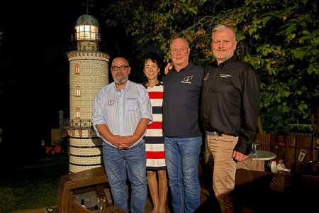 Feierliche Inbetriebnahme mit Besuch aus Warnem&uuml;nde: Holger Posselt, Birgit und Gerald Nepp sowie Mathias Stagat vor der detailgetreuen Nachbildung des Warnem&uuml;nder Leuchtturms im Garten der Familie Nepp in Freiberg.//Foto: Privat