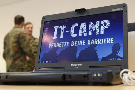 Soldaten warten auf den Beginn des ersten IT-Camps in der Kurmak-Kaserne in Storkow (Brandenburg), wo technikinteressierte Jugendliche ein Netzwerk aufbauen und testen können, am 31. März 2016.