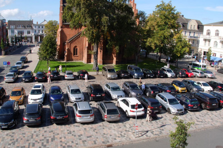 Parken wird im Warnemünder Ortskern künftig deutlich teurer. Die neue Parkgebührenordnung der Stadt Rostock sieht vor, beispielsweise hier auf dem Kirchenplatz, während der Sommersaison 3 Euro pro Stunde zu verlangen.