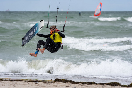 Die ersten Teilnehmer der Baltic Crossing Challenge erreichen nach ihrer Ostsee-&Uuml;berquerung den Strand von Warnem&uuml;nde.//Foto: Holger Martens