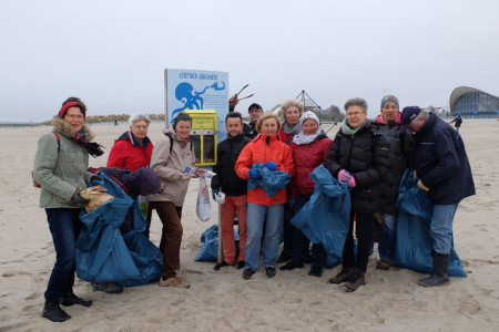 Der Gesundheitstreff Rostock war am Strand aktiv und zeigt ein Herz für die Ostsee.
