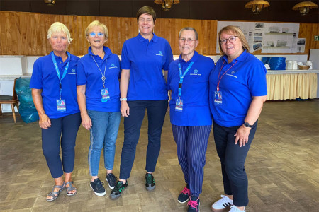 Oberbürgermeisterin Eva-Maria Kröger (Mitte) unterstütze heute das Lunchpakete-Team der 87. Warnemünder Woche.//Foto: Kathrin Schrank