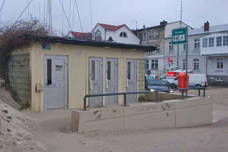 Das Toilettenhäuschen am Strandaufgang 1 in Warnemünde ist nach Auffassung des Umweltamtes das wichtigste im ganzen Bereich. Es ist in einem desolaten Zustand und soll im kommenden Jahr durch einen Ersatzneubau ausgetauscht werden.