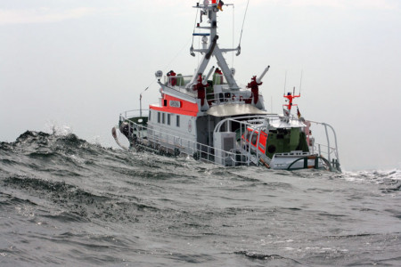Mit dem Seenotrettungskreuzer "Arkona" schleppten die Seenotretter der DGzRS aus Warnemünde das Fahrgastschiff "Markgrafenheide" sicher an seinen Liegeplatz.