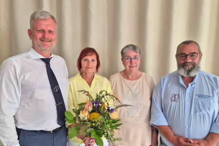 Nach zehn Jahren engagierter Vorstandsarbeit hei&szlig;t es Abschied nehmen: Inge Morenz (2. v. l.) wurde im Rahmen der Mitgliederversammlung von ihren Vorstandskollegen Mathias Stagat (l.) und Holger Posselt verabschiedet. Den Staffelstab als Schatzmeisterin &uuml;bernimmt Karin M&ouml;ller und f&uuml;hrt die Finanzarbeit des Leuchtturmvereins k&uuml;nftig weiter.