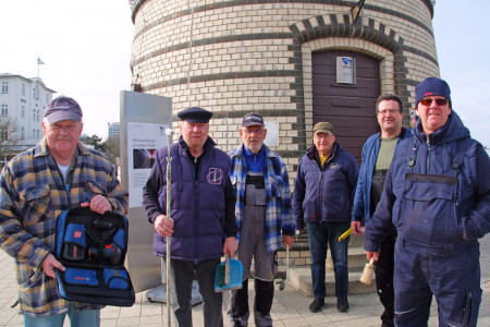 Eine sechsköpfige Crew kümmert sich in diesen Tagen um das Herausputzen des Warnemünder Leuchtturms: Manfred Damböck, Bernhard Autrum, Wilfried Schroeder, Frank Mangelsdorf, Andreas Herpoldt und Peter Voß (v.l.) Eine sechsköpfige Crew kümmert sich in diesen Tagen um das Herausputzen des Warnemünder Leuchtturms: Manfred Damböck, Bernhard Autrum, Wilfried Schroeder, Frank Mangelsdorf, Andreas Herpoldt und Peter Voß (v.l.)