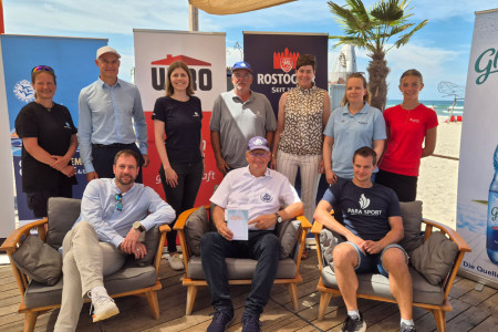 Machten bei der Auftaktpressekonferenz in der Wal Strandbar Lust auf die 88. Warnem&uuml;nder Woche: Reihe hinten stehend v.l.: Katrin Heidemann, Pressesprecherin Warnem&uuml;nder Woche, Frank Weichbrodt, Ulrike D&ouml;ring, Ralf Bergel, Eva-Maria Kr&ouml;ger, Stefanie Conrad, und Mila Weniger &ndash; Reihe davor, sitzend v.l.: Heiko Lex, Uwe Heimhardt und Reno Tiede