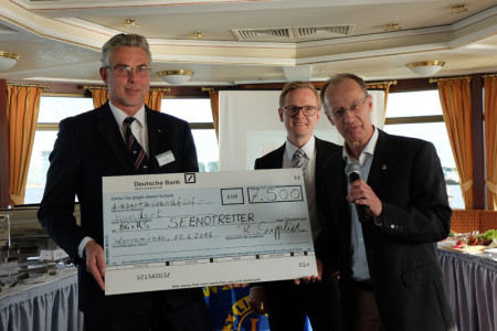 Der Leiter des Warnemünder Seenotretter-Informationszentrums, Jörg Westphal, freut sich über die durch die Lions-Mitglieder Jörg Krüger und Dr. Roland Suppliet (v.l.) übergebene großzügige Spende. Das Geld wurde für die Reparatur der Feuerlöschmonitore und des Gashebels der 1992 in Dienst gestellten "Arkona" verwendet. Der Leiter des Warnemünder Seenotretter-Informationszentrums, Jörg Westphal, freut sich über die durch die Lions-Mitglieder Jörg Krüger und Dr. Roland Suppliet (v.l.) übergebene großzügige Spende. Das Geld wurde für die Reparatur der Feuerlöschmonitore und des Gashebels der 1992 in Dienst gestellten "Arkona" verwendet.
