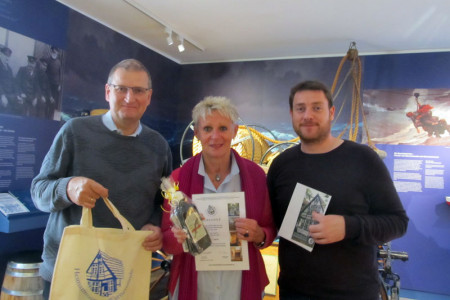 Der Vorsitzende des Museumsvereins, Uwe Heimhardt (l.), und Museumsleiter Christoph Wegner begrüßten die Berlinerin Evelyn Ueckert als Jubiläumsbesucherin.