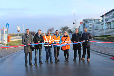 Sie schneiden das Band gemeinsam durch: Neptun-Hotelmanager Guido Zöllick, Bausenator Holger Matthäus, Planer Stephan Harloff von Dorsch Consult, Abteilungsleiter Gordon Konschak von Asa-Bau, Tiefbauamtsmitarbeiterin Ines Rubin, Ortsbeiratsvorsitzender Alexander Prechtel und Dietmar Karl, Hotelmanager Strand-Hotel Hübner (v.l.)