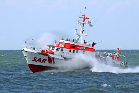 Hilfe auf hoher See: Die &bdquo;Arkona&ldquo; der DGzRS bringt einen schwer erkrankten Passagier sicher von einer Ostseef&auml;hre an Land.//Foto: Die Seenotretter &ndash; DGzRS, Alexander Kr&uuml;ger