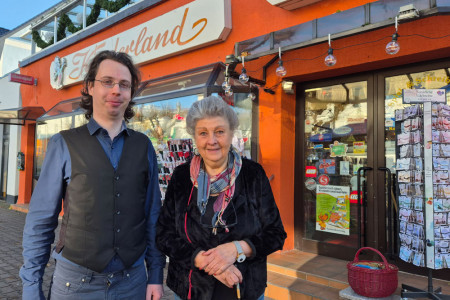 Ilke Hoffmann und Mitarbeiter Peter Grüschow vor dem Kinderland Hoffmann in der Warnemünder Mühlenstraße – dort bereiten sie alles für die große Nikolausstiefel-Aktion vor. Ilke Hoffmann und Mitarbeiter Peter Grüschow vor dem Kinderland Hoffmann in der Warnemünder Mühlenstraße – dort bereiten sie alles für die große Nikolausstiefel-Aktion vor.