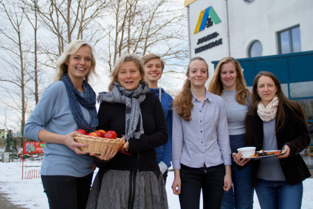 Silke Kunz, Diplom-Designerin Silke Schilling, Hanna Boegel, Anna Lange und Sissy Küchemeister (v.l.) stellten in der Jugendherberge Warnemünde ihre Nachhaltigkeitsprojekte vor.