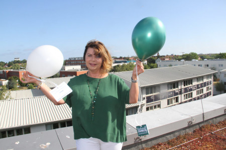 TPW-Gesch&auml;ftsf&uuml;hrerin Petra Ludwig &uuml;ber den D&auml;chern "ihres" Campus.