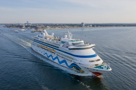 Heute Morgen gegen 8.00 Uhr lief "AIDAaura" zum letzten Mal in diesem Jahr den Kreuzfahrthafen Warnemünde an. Damit endet auch die diesjährige Hauptsaison der Kreuzschifffahrt im Ostseebad.