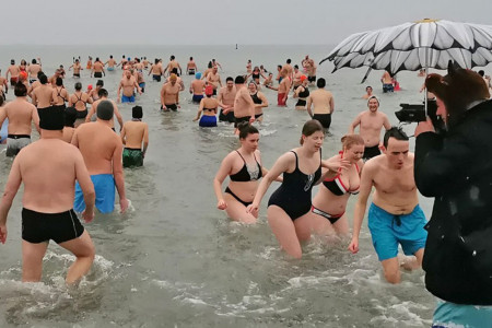 Am 1. Januar 2024 trauten sich mehr als 280 mutige Teilnehmerinnen und Teilnehmer in die eisig kalte Ostsee. Das wollen die Organisatoren in diesem Jahr noch toppen. Am 1. Januar 2024 trauten sich mehr als 280 mutige Teilnehmerinnen und Teilnehmer in die eisig kalte Ostsee. Das wollen die Organisatoren in diesem Jahr noch toppen.
