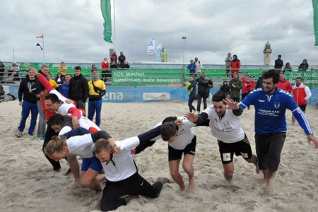 Im Siegestaumel: das Siegerteam der 25. Beachhandball-Tage Die Glorreichen Neun vom SV Warnemünde