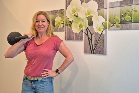 Anne Skupin ist Physiotherapeutin und zugleich sportaffin. Sie wei&szlig; um die Wichtigkeit des Muskelaufbaus und hat in ihrer Praxis in Warnem&uuml;nde in ein neues Trainingszentrum mit den Systemen von milon & five investiert. Erg&auml;nzt wird das Angebot durch Kettlebells (Foto) und Kurzhanteln.