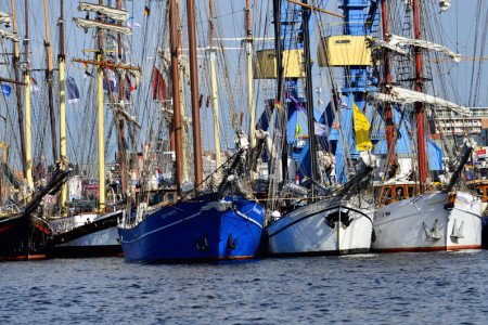 Die 26. Hanse Sail ist in erster Linie ein Traditionsseglertreffen, doch das Landprogramm hat es in sich.