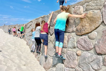 Mutig wie kleine Felshelden: Die Kids erklimmen lachend die Molenmauer – Sommerabenteuer mit Meerblick inklusive.//Foto: Jano Tenev Mutig wie kleine Felshelden: Die Kids erklimmen lachend die Molenmauer – Sommerabenteuer mit Meerblick inklusive.//Foto: Jano Tenev