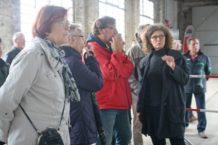 Uta Janssen vom Rostocker Stadtplanungsamt (re.) informiert die Besucher der Ausstellung über die Ergebnisse der Planungswerkstätten "Mittelmole".