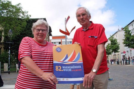 Bei Inge Regenthal und Hansi Richert vom Gemeinnützigen Verein für Warnemünde laufen die Fäden bei der Organisation des Niegen Ümgangs zusammen. 