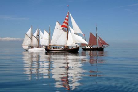 Die „Hansine“ (vorne) ist Gründungsmitglied der Haikutter-Regatta zur Rostocker Hanse Sail.//Foto: Volker Gries