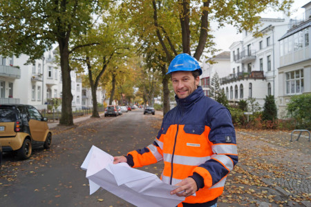 Björn Rüth, verantwortlicher Projektplaner der Eurawasser, informiert in der Schillerstraße über Details der Baumaßnahme.