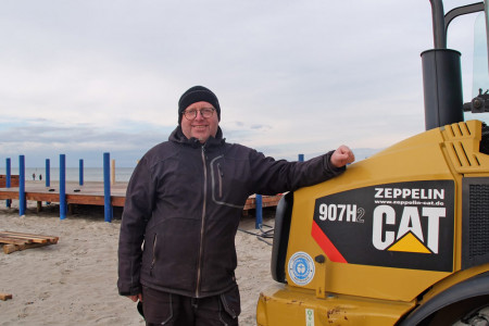 In Arbeitskombi ist Unternehmer Matthias Treichel ab sofort wieder häufig am Strand anzutreffen. Am Aufgang 4 in Warnemünde wird seit Dienstag die Strandoase neuaufgebaut.