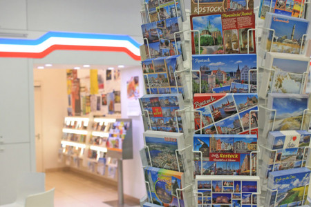 Prospekte, Postkarten, Souvenirs u.v.m. gehören zum Angebot der Tourist-Information Markgrafenheide.