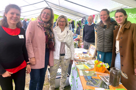 Der Auftakt der Gartenreise des Verbandes der Gartenfreunde mündete in ein tolles Kinder- und Sommerfest der Anlage "Am Moor" Warnemünde. Über eine gelungene Veranstaltung freuten sich (v.l.): Heike Anna Hildebrandt Organisatorin des Festes, Senatorin Ute Fischer-Gäde, Silvia Rohloff, Steffen Bloch, Judith Koch und Saska Rutenbeck, seit Anfang Mai die neue Geschäftsführerin des Verbandes der Gartenfreunde.//Foto: Maria Pistor