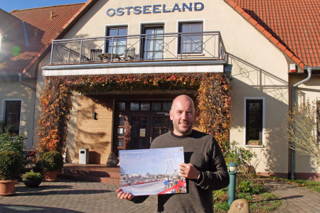Auch im Hotel Osteeland Diedrichshagen liegt der Lions-Adventskalender zum Verkauf aus. Inhaber Alexander Soyk will so trotz aller widrigen Umstände den guten Zweck unterstützen.