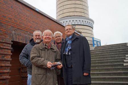Bescherung beim Warnemünder Leuchtturmverein: Klaus Möller, Walter Vogt und Gerhard Lau (v.l.) übergeben eine Geldspende an Dr. Christian Binsch vom Rostocker Dialyse-Verein. Bescherung beim Warnemünder Leuchtturmverein: Klaus Möller, Walter Vogt und Gerhard Lau (v.l.) übergeben eine Geldspende an Dr. Christian Binsch vom Rostocker Dialyse-Verein.