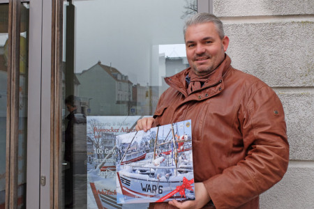 In Guido's Coffeebar am Kirchenplatz sind die Lions Adventskalender seit heute zu haben. Der Warnemünder Gastronom Guido Eicher unterstützt die gute Sache seit 2013.