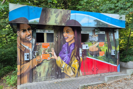 Diese WC-Anlage am Strandaufgang 25 in der Warnemünder Parkstraße fiel am 2. Januar 2025 einem Brandanschlag zum Opfer. Der Schaden ist irreparabel. Der Bau muss abgerissen werden. Diese WC-Anlage am Strandaufgang 25 in der Warnemünder Parkstraße fiel am 2. Januar 2025 einem Brandanschlag zum Opfer. Der Schaden ist irreparabel. Der Bau muss abgerissen werden.