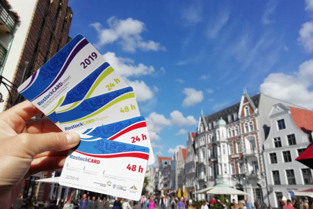 Die Rostock Card ist in fünf verschiedenen Varianten erhältlich: mit Nahverkehr in Rostock und/oder der Region jeweils für 24 oder 48 Stunden oder ohne öffentlichen Nahverkehr