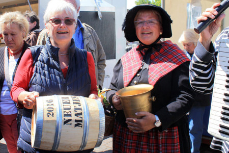 Annemarie Schröder hat den Hauptgewinn, ein Fass Matjes , ersteigert und Sabine Engel darf sich über 202 Euro für die Vereinskasse der Warnemünder Trachtengruppe freuen. Annemarie Schröder hat den Hauptgewinn, ein Fass Matjes , ersteigert und Sabine Engel darf sich über 202 Euro für die Vereinskasse der Warnemünder Trachtengruppe freuen.