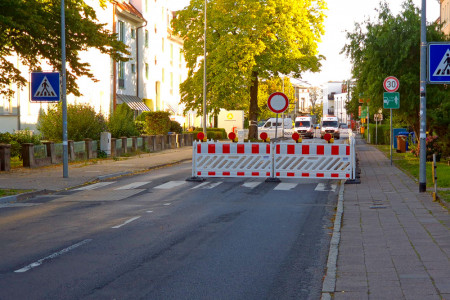 Die Sommerpause ist beendet und die Baustelle in der Rostocker Straße wieder da.