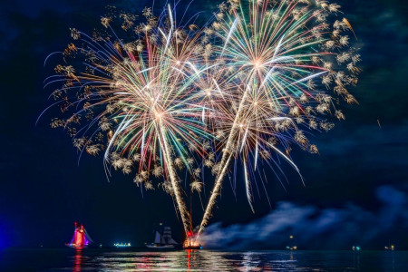 Während majestätische Segler über die Ostsee gleiten, genießen Gäste in der Wal Strandbar den Zauber der Hanse Sail mit Feuerwerk, Film, Musik und Tanz im Strandsand.//Foto: TZRW, Holger Martens