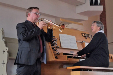 Christian Packmohr (Trompete) und Christiane Werbs (Orgel) musizieren in der Warnemünder Kirche.//Foto: Heinrich Werbs