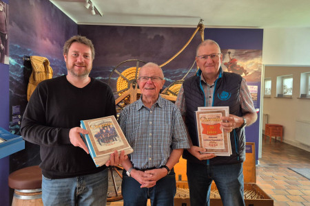 Über 30 Jahre schrieb Walter Vogt (mitte) die Chroniken des Warnemünder Leuchtturmvereins fort. Heute übergab er das Konglomerat an das Heimatmuseum, vertreten durch Museumsleiter Christoph Wegner (l.) und den Vereinsvorsitzenden Uwe Heimhardt. Über 30 Jahre schrieb Walter Vogt (mitte) die Chroniken des Warnemünder Leuchtturmvereins fort. Heute übergab er das Konglomerat an das Heimatmuseum, vertreten durch Museumsleiter Christoph Wegner (l.) und den Vereinsvorsitzenden Uwe Heimhardt.