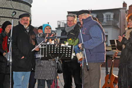 Leuchtturmchef Klaus Möller, Astrid Voß vom Warnemünde Verein und Leuchtturmmann Gerhard Lau beglückwünschen Bäckermeister Christian Kempcke (2.v.r.), den Preisträger des Jahres 2014. Rechts am Bildrand klatscht auch Heide Mundo. Der Knurrhahn-Preis wurde in diesem Jahr erstmalig beim Adventssingen vergeben. Leuchtturmchef Klaus Möller, Astrid Voß vom Warnemünde Verein und Leuchtturmmann Gerhard Lau beglückwünschen Bäckermeister Christian Kempcke (2.v.r.), den Preisträger des Jahres 2014. Rechts am Bildrand klatscht auch Heide Mundo. Der Knurrhahn-Preis wurde in diesem Jahr erstmalig beim Adventssingen vergeben.